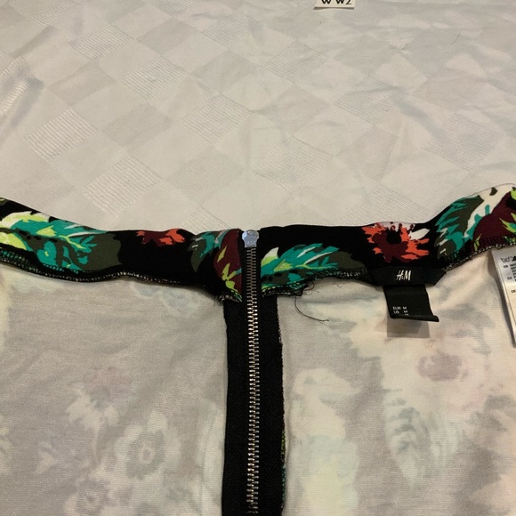 EUC-H&M black floral pencil skirt - Picture 3 of 3